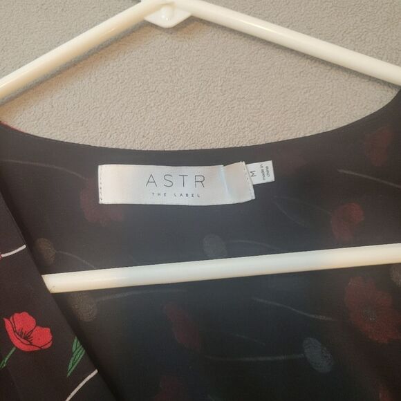 Astr The Label Black and Red Floral Blouse Top Long Sleeves Size Medium - Picture 2 of 6